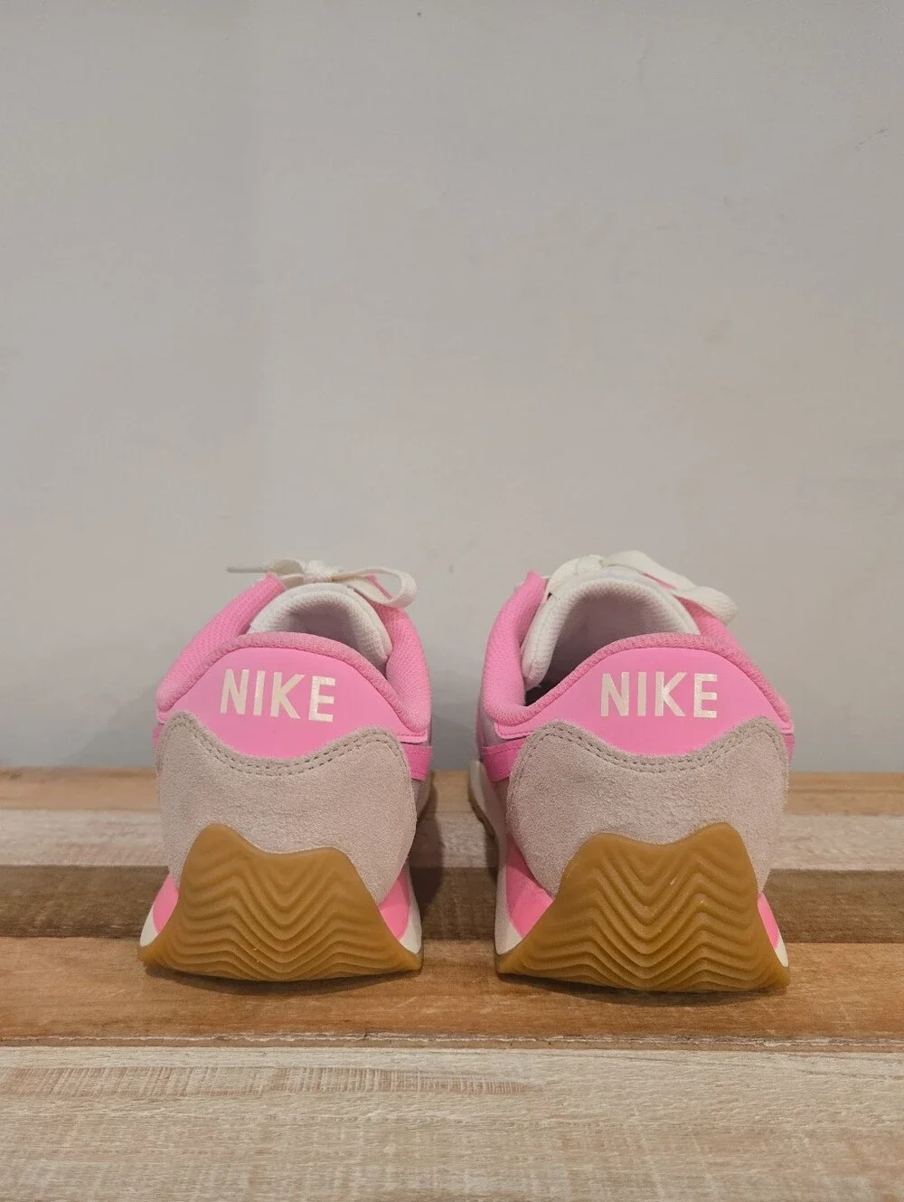 Nike Pacific Women Size 9 Silt Red Pink Spell Gum Athletic Running Sneaker
